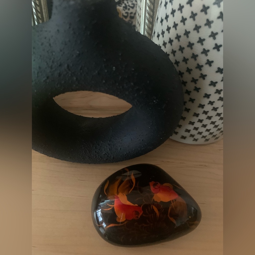 4 / 20$ SALE  Paperweight Dotasco Hand-painted River Stone & Lacquer/Vietnam